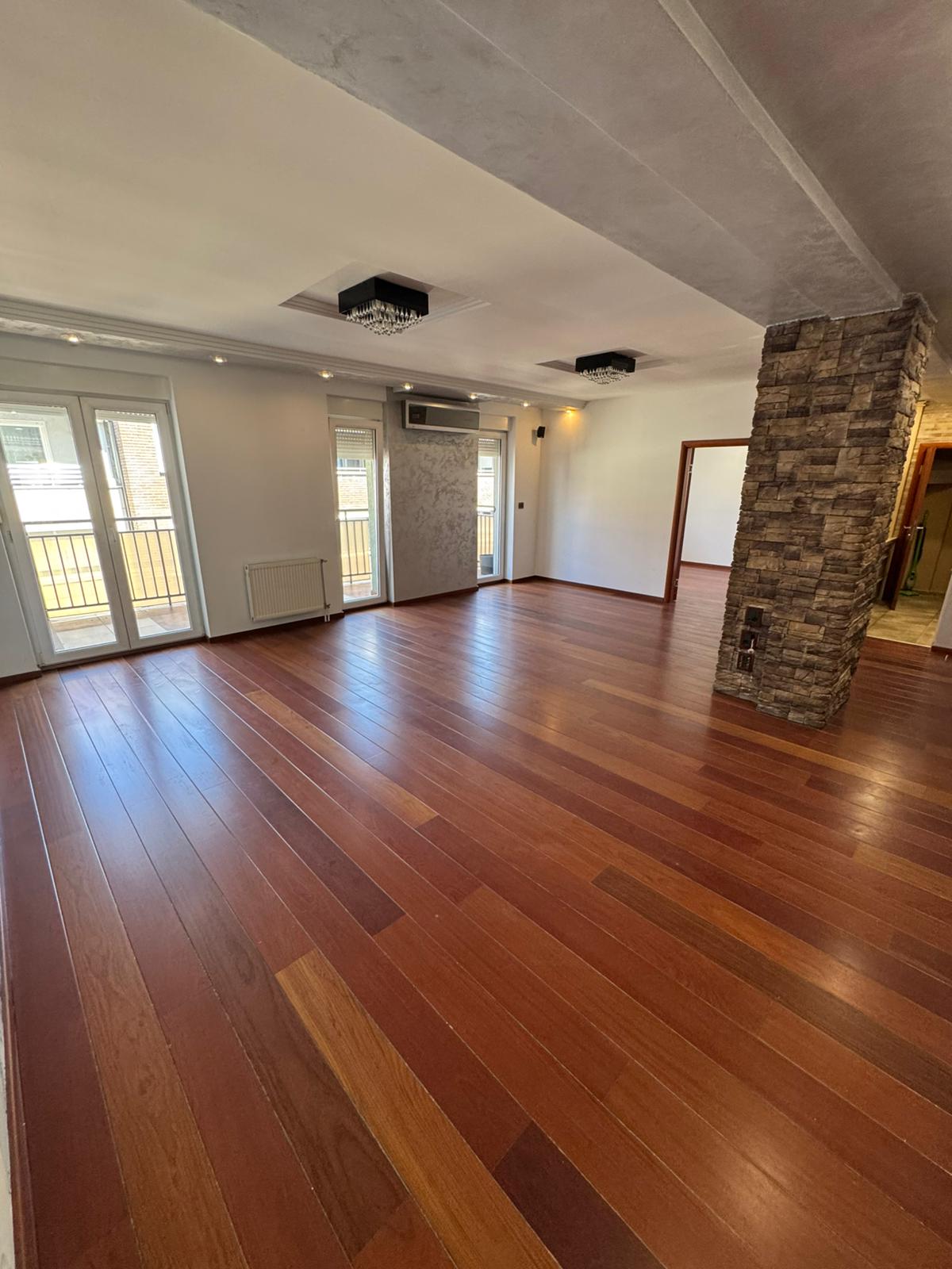 Četvorosoban stan centar Novi Sad